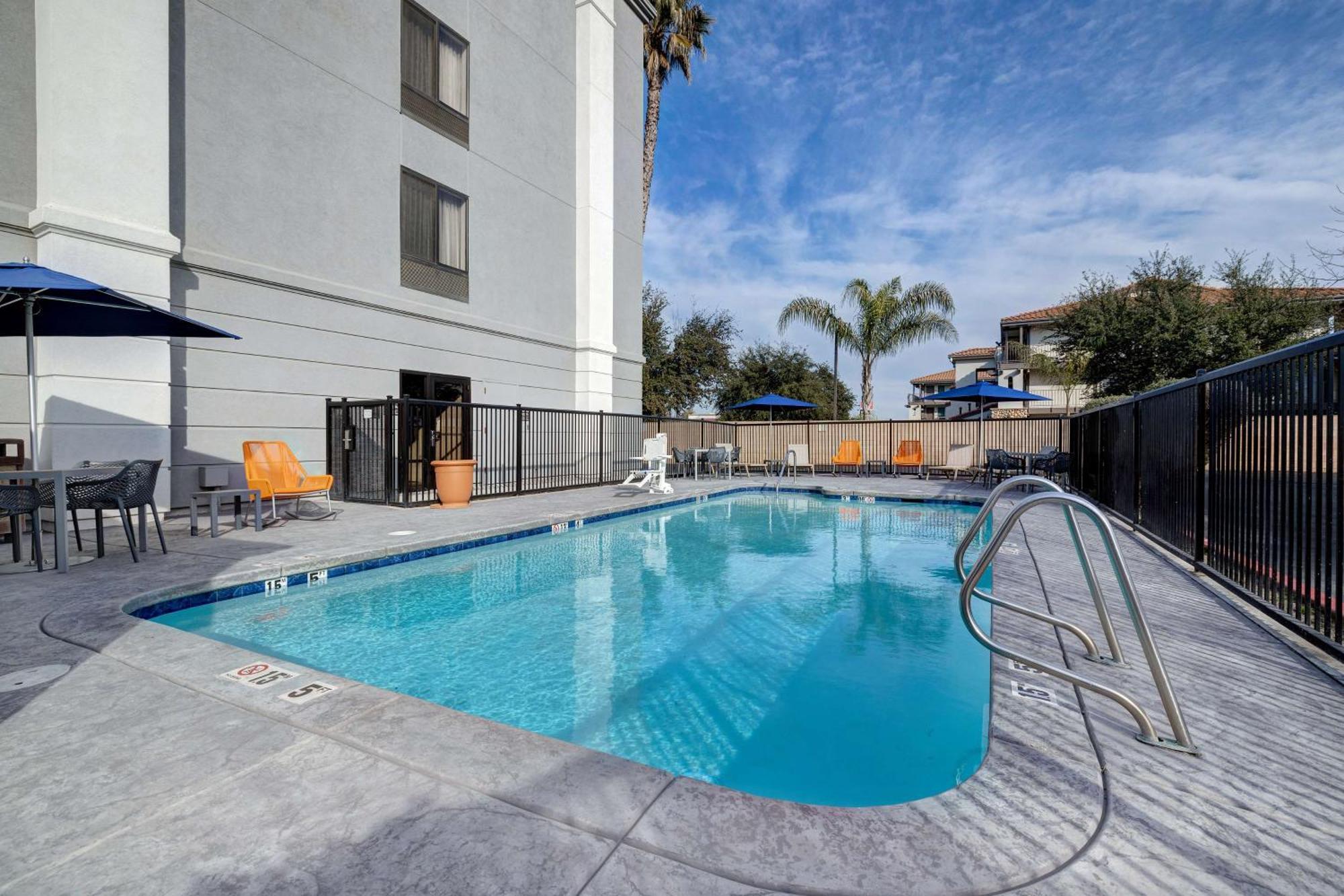 Hampton Inn & Suites Tulare Εξωτερικό φωτογραφία